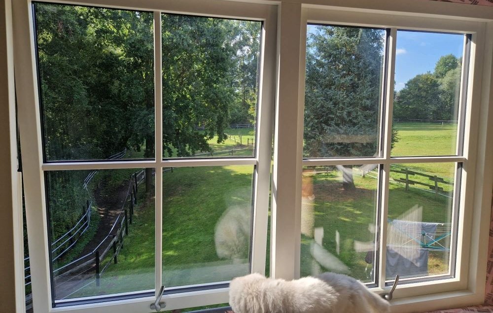 Monteur-Holzfenstermontage-DM-Montage-Skandinavische-Daenische-Schwedische-Handwerker-Holzfenster-Klappfenster-Schwingfenster-nach-aussen-oeffnet-Fenstermonteur