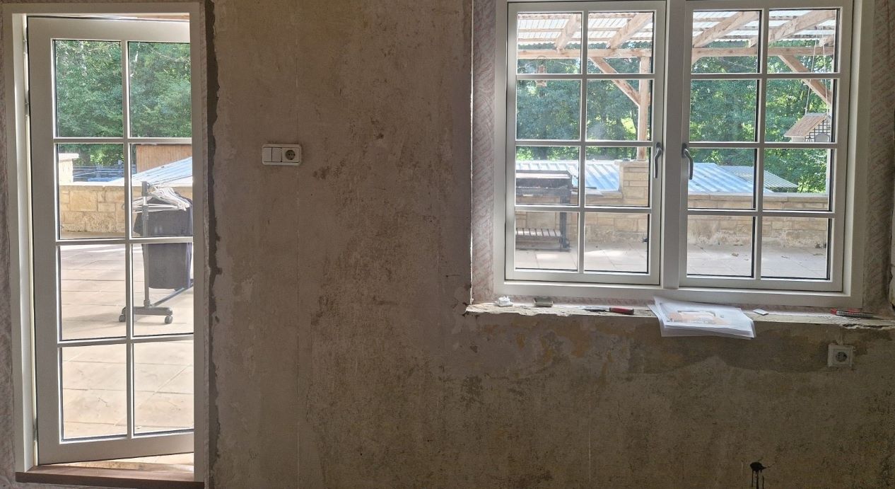 Skandinavische Dänische Schwedische  Tür Sprossentür Holztür Drehfenster nach außen öffnet in weiß  Landhaus Holzhaus Montage Monteure