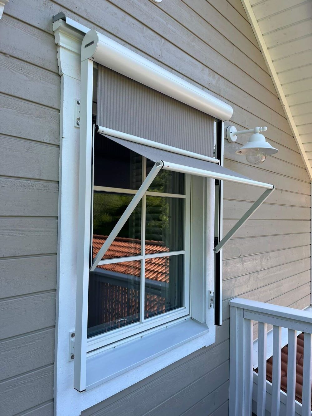 Skandinavische Fenster Sonnenschutz Beschattung Holzfenster Klappfenster Schwingfenster nach außen öffnet Landhaus